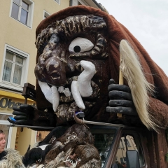 Das Schneeschreck-Auto beim Narrenmarkt auf der Marktstätte.