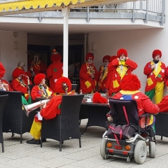 Rosenmontag: Die Clowngruppe spielte im Wohnstift Rosenau.