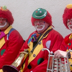 Rosenmontag: Die Clowngruppe auf der Gass'.