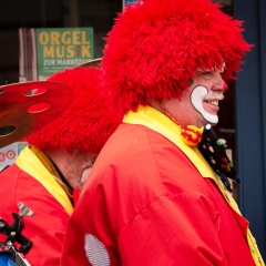 Rosenmontag: Die Clowngruppe auf der Gass'.