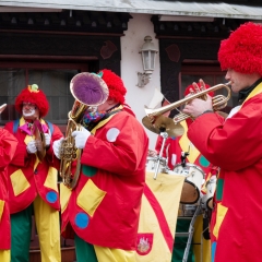 Rosenmontag: Die Clowngruppe auf der Gass'.