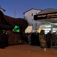 Schmutziger Donnerstag: Um 5:45 Uhr traf sich die Schneckenburg mit allen Gruppen.