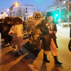 Schmutziger Donnerstag: Schneeschreck, Räuber und die Clowngruppe waren mit dabei.