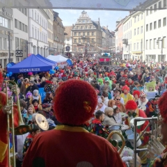 Schmutziger Donnerstag: Die Clowngruppe spielte auf der Südkurier-Bühne auf der Marktstätte.