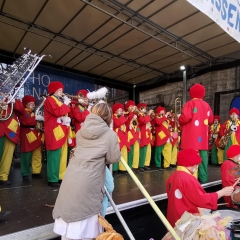 Schmutziger Donnerstag: Die Clowngruppe spielte auf der Südkurier-Bühne auf der Marktstätte.