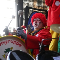 Schmutziger Donnerstag: Die Clowngruppe spielte auf der Südkurier-Bühne auf der Marktstätte.