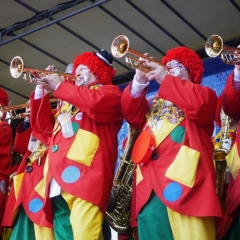 Schmutziger Donnerstag: Die Clowngruppe spielte auf der Südkurier-Bühne auf der Marktstätte.