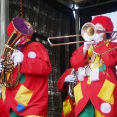 Schmutziger Donnerstag: Die Clowngruppe spielte auf der Südkurier-Bühne auf der Marktstätte.