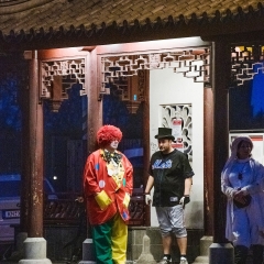 Schmutziger Donnerstag: Ein müder Clown fuhr am Abend nach Hause.