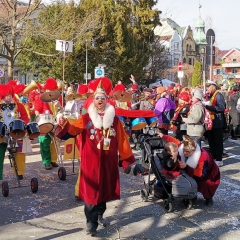 Umzug am Fasnachtssonntag: Arthur Bruderhofer führte die Schneckenburg an. Danach folgte die Clowngruppe.