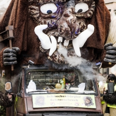 Umzug am Fasnachtssonntag: Das Schneeschreck-Auto beendete die Schneckenburg-Gruppe.