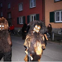 Narrenbaum stellen: Der Schneeschreck während dem Umzug.