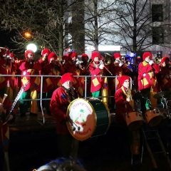 Narrenbaum stellen: Während die Clowngruppe auf der Bühne musizierte.