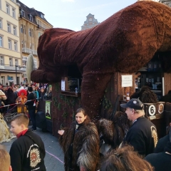 Narrenmarkt auf der Marktstätte: Das Auto war natürlich wieder auf dem Platz.