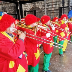 Schmutziger Donnerstag: Die Clowngruppe auf der Südkurierbühne auf der Marktstätte.