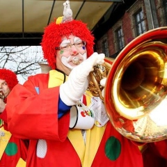 Schmutziger Donnerstag: Die Clowngruppe auf der Südkurierbühne auf der Marktstätte.