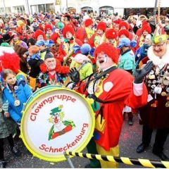 Schmutziger Donnerstag: Die Clowngruppe auf der Südkurierbühne auf der Marktstätte.