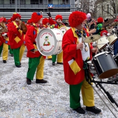 Sonntags-Umzug in der Stadt: Die Clowngruppe beim Umzug.