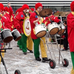 Sonntags-Umzug in der Stadt: Die Clowngruppe beim Umzug.