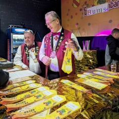 11.11. der Schneckenburg: Rolf Reisacher (rechts) und Jörg Deicher bei der Verteilung der Eintrittskarten.