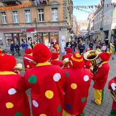 Rosenmontag mit der Clowngruppe: Auf der Marktstätte.