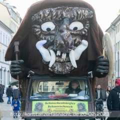 Rosenmontag auf der Marktstätte mit dem Schneeschreck-Auto.