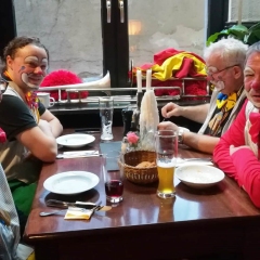 Rosenmontag mit der Clowngruppe: Beim Essen .