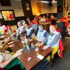 Rosenmontag mit der Clowngruppe: Beim Essen .