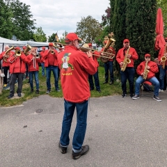 Vatertagsausflug der Clowngruppe: Die Musik unter der Leitung von Gerd Zachenbacher spielt auf.