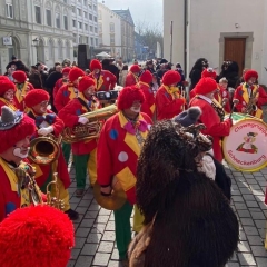 Schmutziger Donnerstag: Unterwegs in der Stadt.