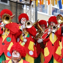 Schmutziger Donnerstag: Die Clowngruppe auf der Marktstätte.