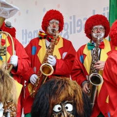 Schmutziger Donnerstag: Die Clowngruppe auf der Marktstätte.