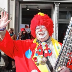 Schmutziger Donnerstag: Unterwegs in der Stadt.