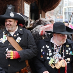 Schmutziger Donnerstag: Der Räuber unterwegs in der Stadt.