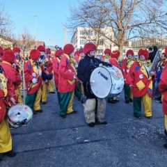 Hegau-Bodensee-Umzug in Gottmadingen: Di e Clowngruppe während dem Umzug.