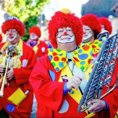 Hegau-Bodensee-Umzug in Gottmadingen: Di e Clowngruppe während dem Umzug.