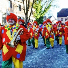 Hegau-Bodensee-Umzug in Gottmadingen: Di e Clowngruppe während dem Umzug.