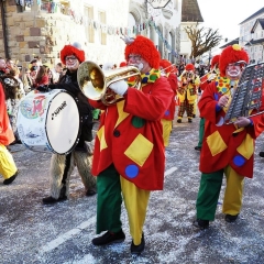 Hegau-Bodensee-Umzug in Gottmadingen: Di e Clowngruppe während dem Umzug.