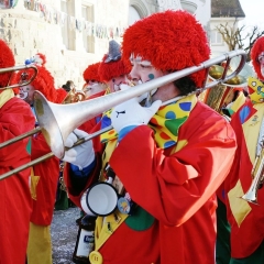 Hegau-Bodensee-Umzug in Gottmadingen: Di e Clowngruppe während dem Umzug.