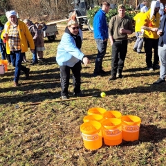 Narrenbaum holen in Hegne: Die Schneckenbürgler und die Schlafkappen beim Bierpong-Wettbewerb.