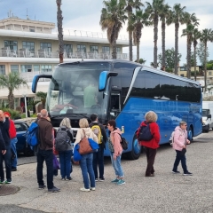 Clowngruppe in Neapel: Ankunft im Hotel.