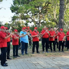 Clowngruppe in Neapel: Auftritt im Park von Neapel.