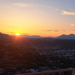 Clowngruppe in Neapel: Blick von der Hotelterrasse.