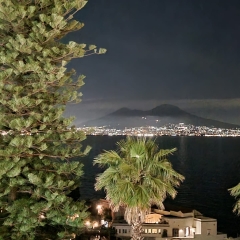 Clowngruppe in Neapel: Blick von der Hotelterrasse.