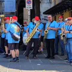 Clowngruppe in Neapel: Auftritt in Pozzuoli.