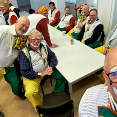 Rosenmontag: Die Clowngruppe beim Schminken im Rheintorturm.