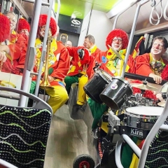 Rosenmontag: Rückfahrt mit dem Bus.