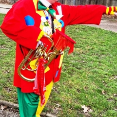 Rosenmontag: Walter Holger dirigiert die Clowngruppe zum Gruppenfoto.