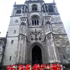 Rosenmontag: Die Clowngruppe vor dem Münster.