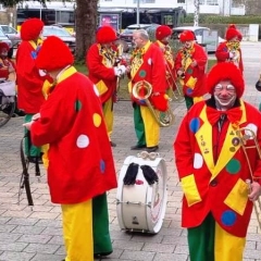 Rosenmontag: Die Clowngruppe vor der Rosenau.